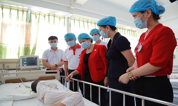 Hội Chữ thập đỏ tỉnh và Ban tổ chức Hành trình đỏ Trung ương thăm, tặng quà cho 20 bệnh nhân hoàn cảnh khó khăn đang điều trị tại Bệnh viện Sản-Nhi Bắc Giang, mỗi suất quà trị giá 1 triệu đồng.