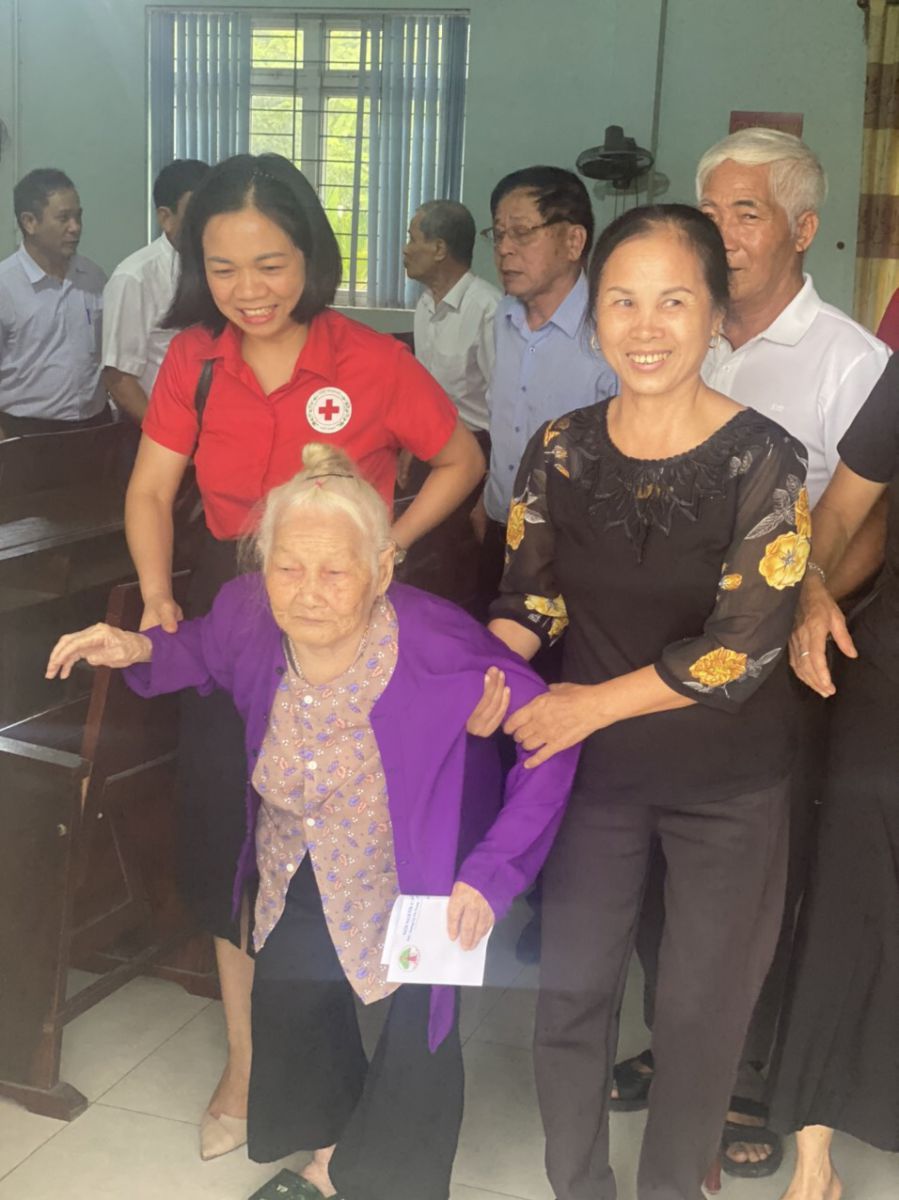  Cụ Nguyễn Thị Duệ - thôn Gáo, Hương Gián có tuổi thọ 101 tuổi được con cháu đưa đến nhận quà.  