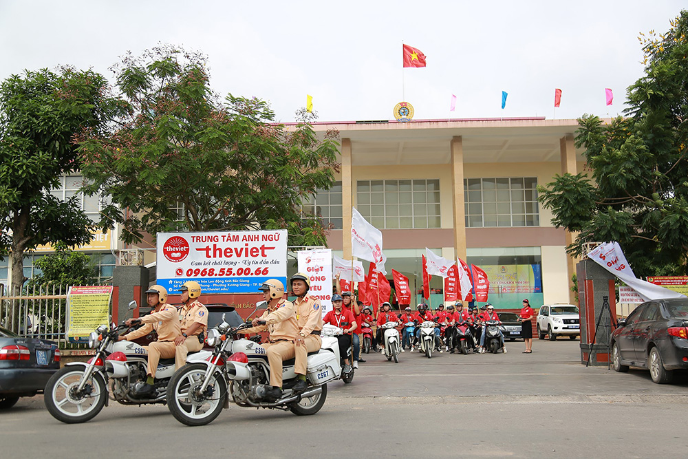 Đoàn diễu hành đi qua các tuyến phố của thành phố Bắc Giang để cổ động, tuyên truyền đến người dân về hiến máu tình nguyện, có xe dẫn đường của Công an giao thông tỉnh