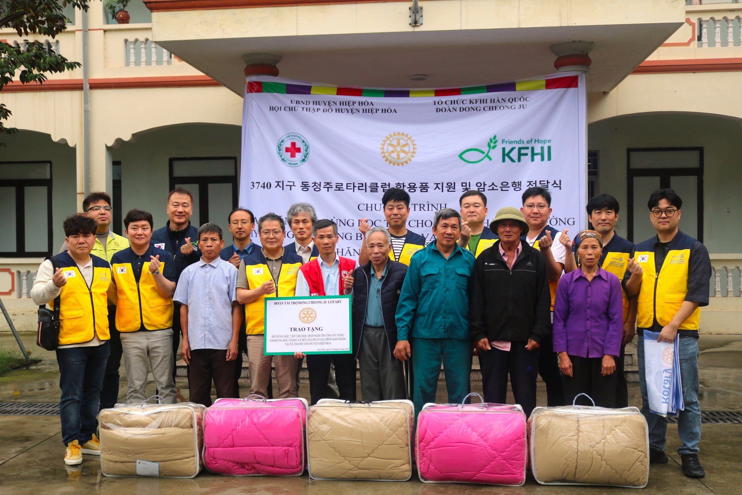 Đoàn Dong Cheong Ju thuộc Tổ chức KFHI (Hàn Quốc), trao viện trợ cho Hội CTĐ huyện Hiệp Hoà, tỉnh Bắc Giang